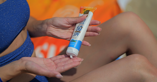 Protection solaire naturelle SPF 50 appliquée à la plage en été
