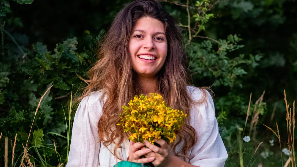 Maria Ralcheva tenant de l'herbe de millepertuis
