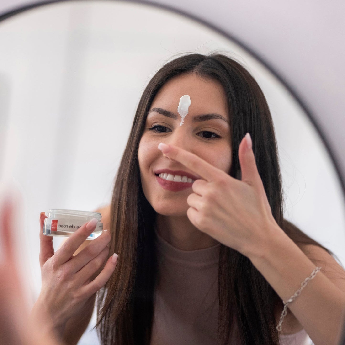 Achetez 1 Crème de Jour Hydratante et 1 Sérum Anti-Âge, Recevez 1 Crème Contour des Yeux Gratuite
